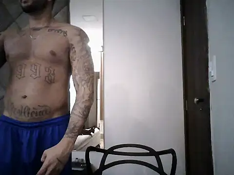 Snapshot of Mitt1993b chatting on December 20, 10:50 pm Mitt1993b online show from December 20, 10:50 pm