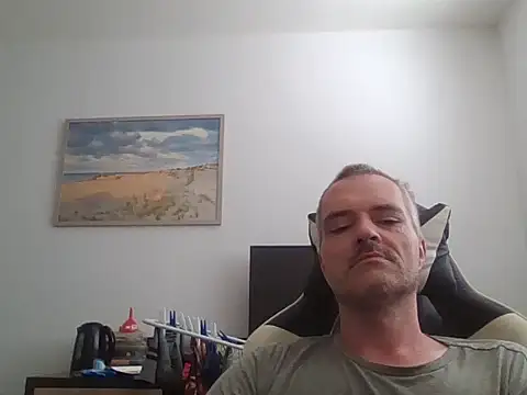 Snapshot of april_patrik chatting on June 10, 10:25 am april patrik online show from June 10, 10:25 am