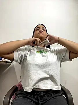 Snapshot of miawhithee chatting on November 27, 1:40 am miawhithee online show from November 27, 1:40 am