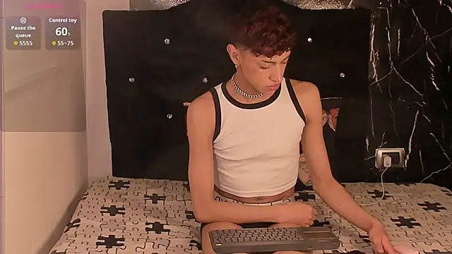 Snapshot of owen_sexy25 chatting on October 16, 8:10 pm owen sexy25 online show from October 16, 8:10 pm