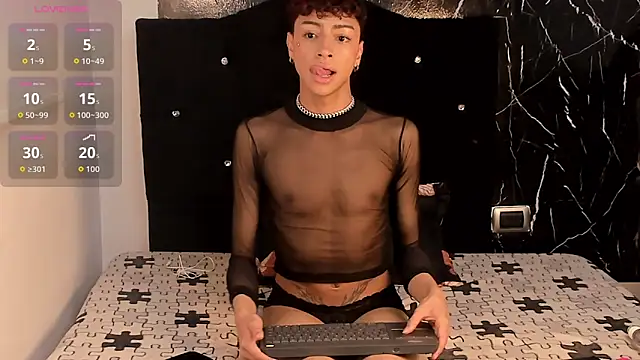 Snapshot of owen_sexy25 chatting on October 24, 8:05 pm owen sexy25 online show from October 24, 8:05 pm