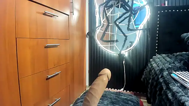 scarletr red online show from October 26, 1:11 am