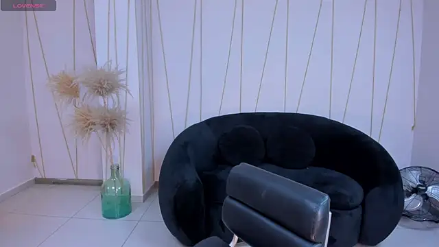 LeahNovac online show from November 18, 11:14 am