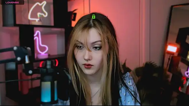 Snapshot of luna_tin chatting on November 25, 12:27 pm luna tin online show from November 25, 12:27 pm