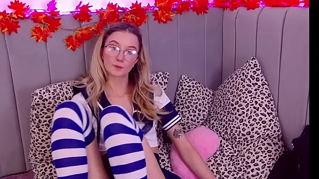 MaeLili online show from October 19, 8:04 am