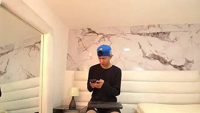 Snapshot of Marcus_and_Tony chatting on May 8, 11:32 pm Marcus and Tony online show from May 8, 11:32 pm