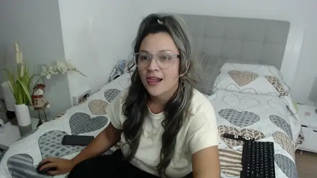 Snapshot of sophie_lopez1 chatting on November 26, 11:28 pm sophie lopez1 online show from November 26, 11:28 pm