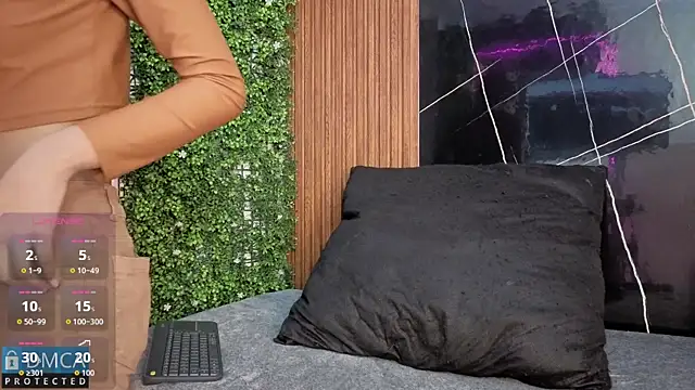 Kiara Zahiri   online show from November 11, 10:59 am