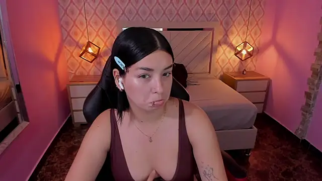 Snapshot of CHRISTY_TEIGEN4 chatting on October 4, 7:23 pm CHRISTY TEIGEN4 online show from October 4, 7:23 pm