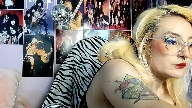Snapshot of Avril_Maria chatting on June 21, 6:32 pm Avril Maria online show from June 21, 6:32 pm