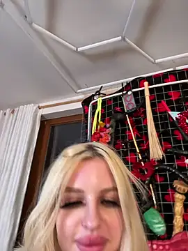 Steffi Snowbunny online show from May 6, 10:15 pm