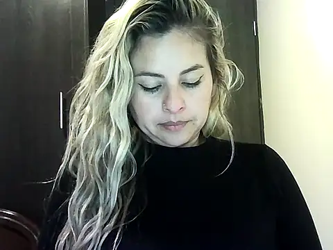 Snapshot of Valery__Rouse_ chatting on November 22, 3:27 am Valery Rouse online show from November 22, 3:27 am