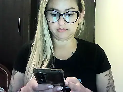 Snapshot of Valery__Rouse_ chatting on December 14, 10:47 pm Valery Rouse online show from December 14, 10:47 pm