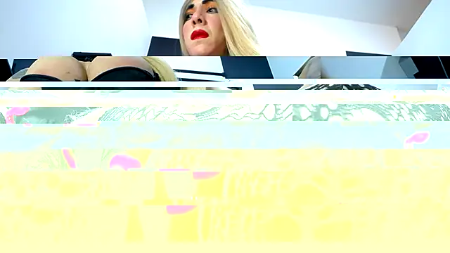 Snapshot of laura_fit chatting on July 28, 12:34 pm laura fit online show from July 28, 12:34 pm