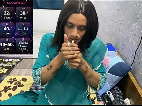 Snapshot of LuvLayla chatting on June 20, 11:40 pm LuvLayla online show from June 20, 11:40 pm