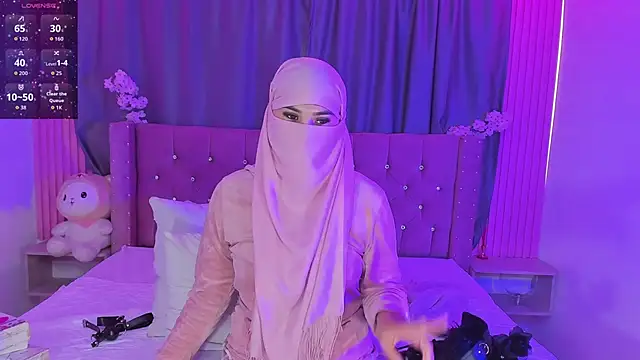 Snapshot of Nayla-Mouna chatting on May 4, 7:32 pm Nayla-Mouna online show from May 4, 7:32 pm