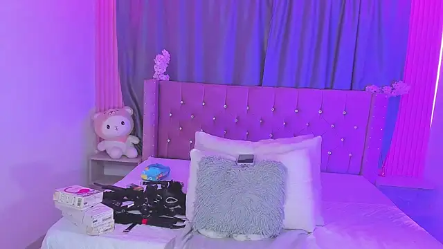 Snapshot of Nayla-Mouna chatting on June 1, 7:37 pm Nayla-Mouna online show from June 1, 7:37 pm