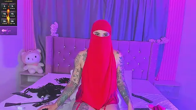 Snapshot of Nayla-Mouna chatting on June 2, 7:43 am Nayla-Mouna online show from June 2, 7:43 am