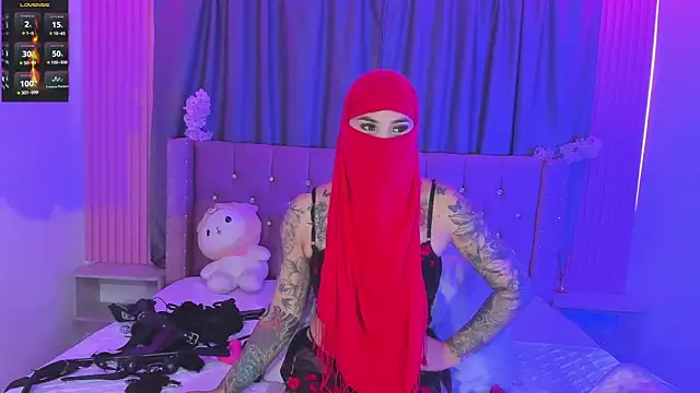 Snapshot of Nayla-Mouna chatting on June 12, 7:35 pm Nayla-Mouna online show from June 12, 7:35 pm