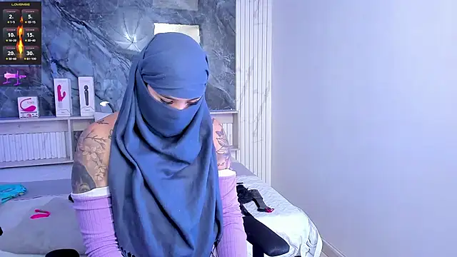 Snapshot of Nayla-Mouna chatting on July 15, 12:21 pm Nayla-Mouna online show from July 15, 12:21 pm