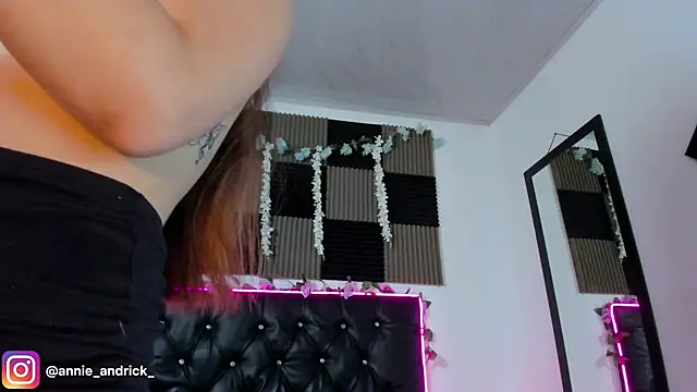  leda swan  online show from May 1, 11:15 am