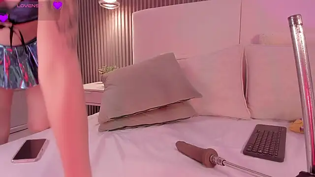 Snapshot of annie_clarkson chatting on June 5, 8:14 pm annie clarkson online show from June 5, 8:14 pm