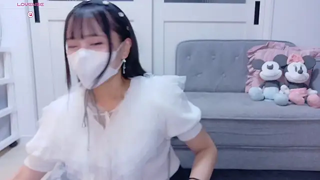 YURi luv online show from October 4, 11:30 am