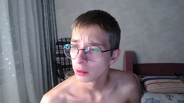 Snapshot of glasses_cat chatting on October 27, 9:30 pm glasses cat online show from October 27, 9:30 pm