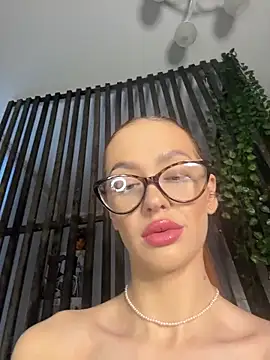 Snapshot of LittleFox___ chatting on February 9, 7:23 am LittleFox online show from February 9, 7:23 am