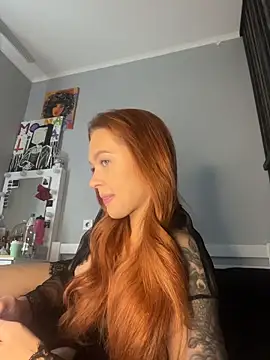 Snapshot of LittleFox___ chatting on April 18, 7:23 am LittleFox online show from April 18, 7:23 am