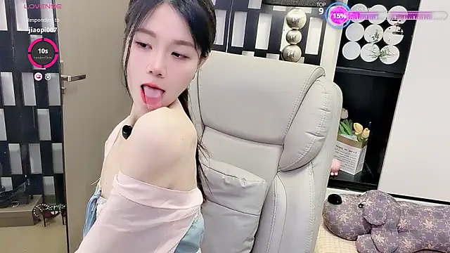 Snapshot of Yueyue-MM chatting on June 19, 2:05 am Yueyue-MM online show from June 19, 2:05 am