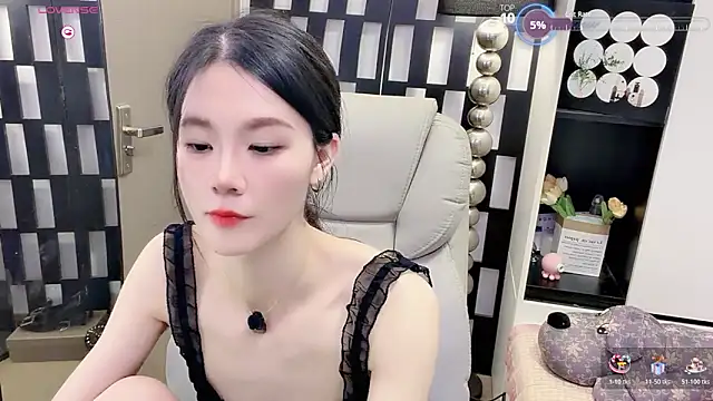 Snapshot of Yueyue-MM chatting on June 21, 2:30 pm Yueyue-MM online show from June 21, 2:30 pm