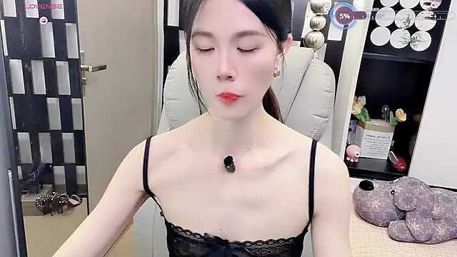 Snapshot of Yueyue-MM chatting on June 27, 12:33 pm Yueyue-MM online show from June 27, 12:33 pm