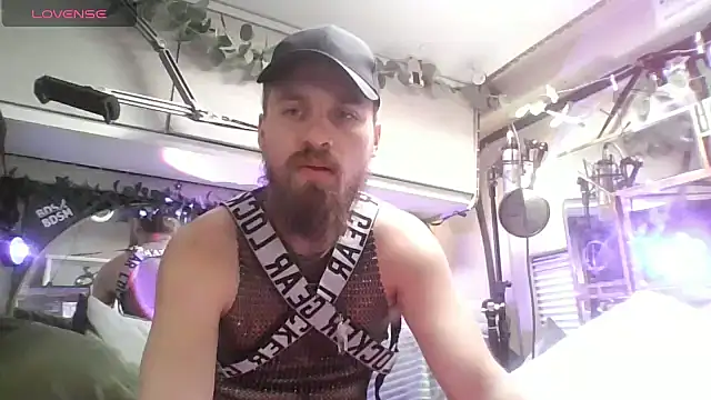 Snapshot of JuliCarl chatting on February 18, 10:22 am JuliCarl online show from February 18, 10:22 am