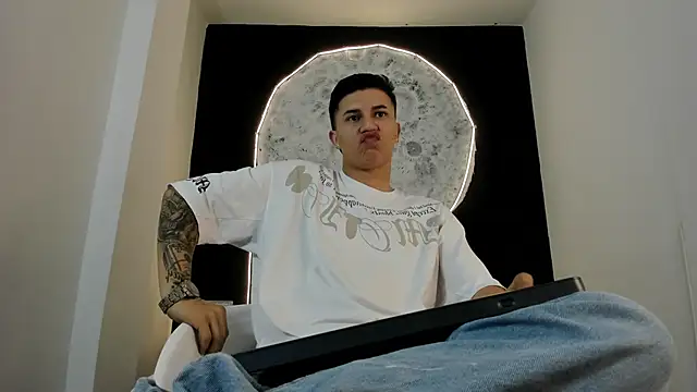 liaamsmiith  online show from October 22, 12:05 pm