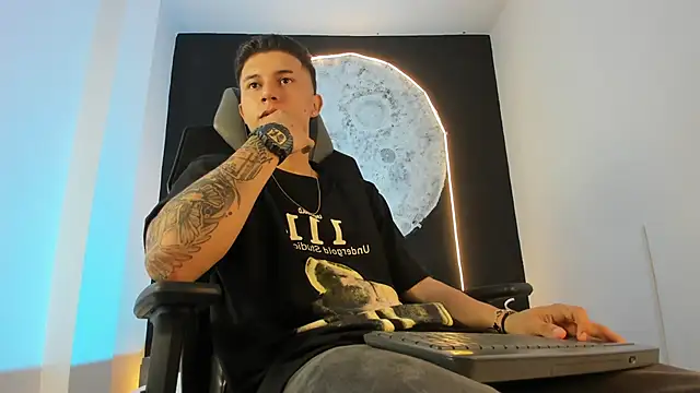 liaamsmiith  online show from November 1, 11:56 am