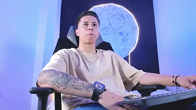 liaamsmiith  online show from November 11, 12:27 pm