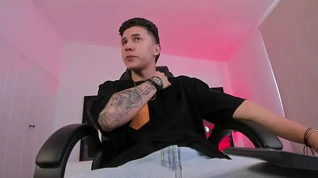 liaamsmiith  online show from December 3, 12:03 pm