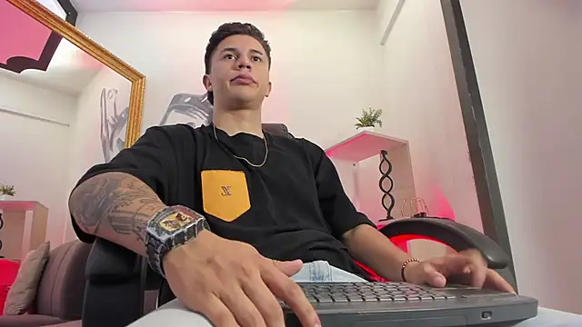 liaamsmiith  online show from February 13, 1:18 pm