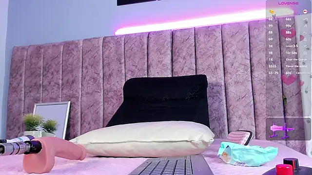 Niicolle Evanss online show from November 7, 8:20 pm