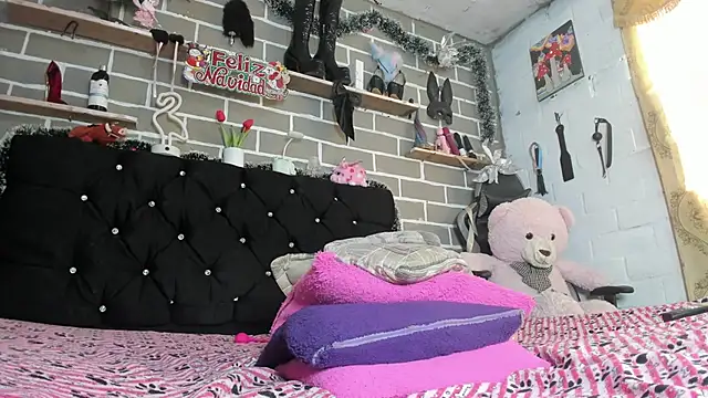 CharlotteBrowm online show from December 3, 6:17 pm