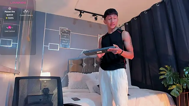 oliver mr  online show from November 27, 8:22 pm