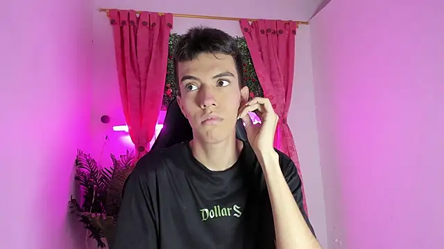 Snapshot of dylan_202520_ chatting on September 13, 11:32 am dylan 202520 online show from September 13, 11:32 am