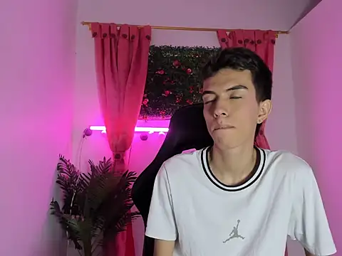 Snapshot of dylan_202520_ chatting on September 17, 11:23 am dylan 202520 online show from September 17, 11:23 am