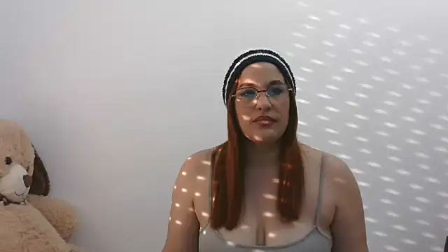 Snapshot of Cuquita83 chatting on December 18, 9:25 am Cuquita83 online show from December 18, 9:25 am