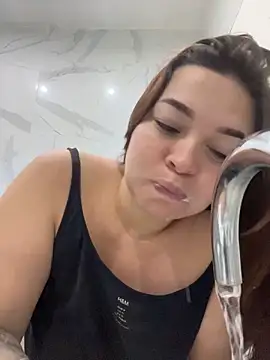Snapshot of sarahreyess_11 chatting on April 4, 11:18 am sarahreyess 11 online show from April 4, 11:18 am