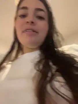 Snapshot of sarahreyess_11 chatting on April 8, 10:26 am sarahreyess 11 online show from April 8, 10:26 am