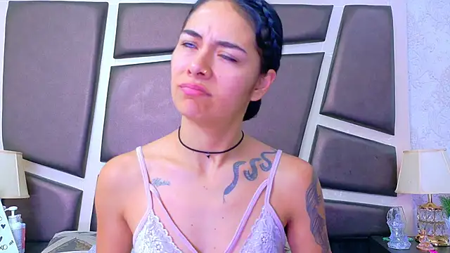 Snapshot of EmilieLake chatting on May 23, 1:15 pm EmilieLake online show from May 23, 1:15 pm