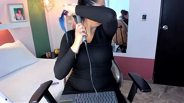 Snapshot of ValeryBoobs1 chatting on May 27, 1:19 pm ValeryBoobs1 online show from May 27, 1:19 pm