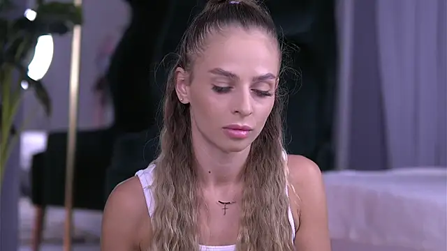 ElaraShine online show from September 12, 8:53 pm